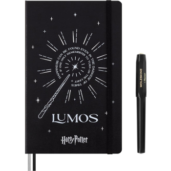 Moleskine Magiczny Zestaw Harry Potter: czarny notatnik L (w linię) z świecącym w ciemności napisem Lumos oraz czarny długopis Kaweco.