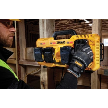 DEWALT ŁADOWARKA WIELONAPIĘCIOWA DCB104 Z 4 GNIAZDAMI 8A XR